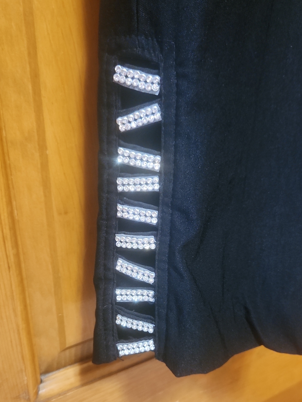 Lulu-B Black Cropped Pants, Women's Size 8, Rhinestone Detail, Pull On, GUC - Picture 2 of 6